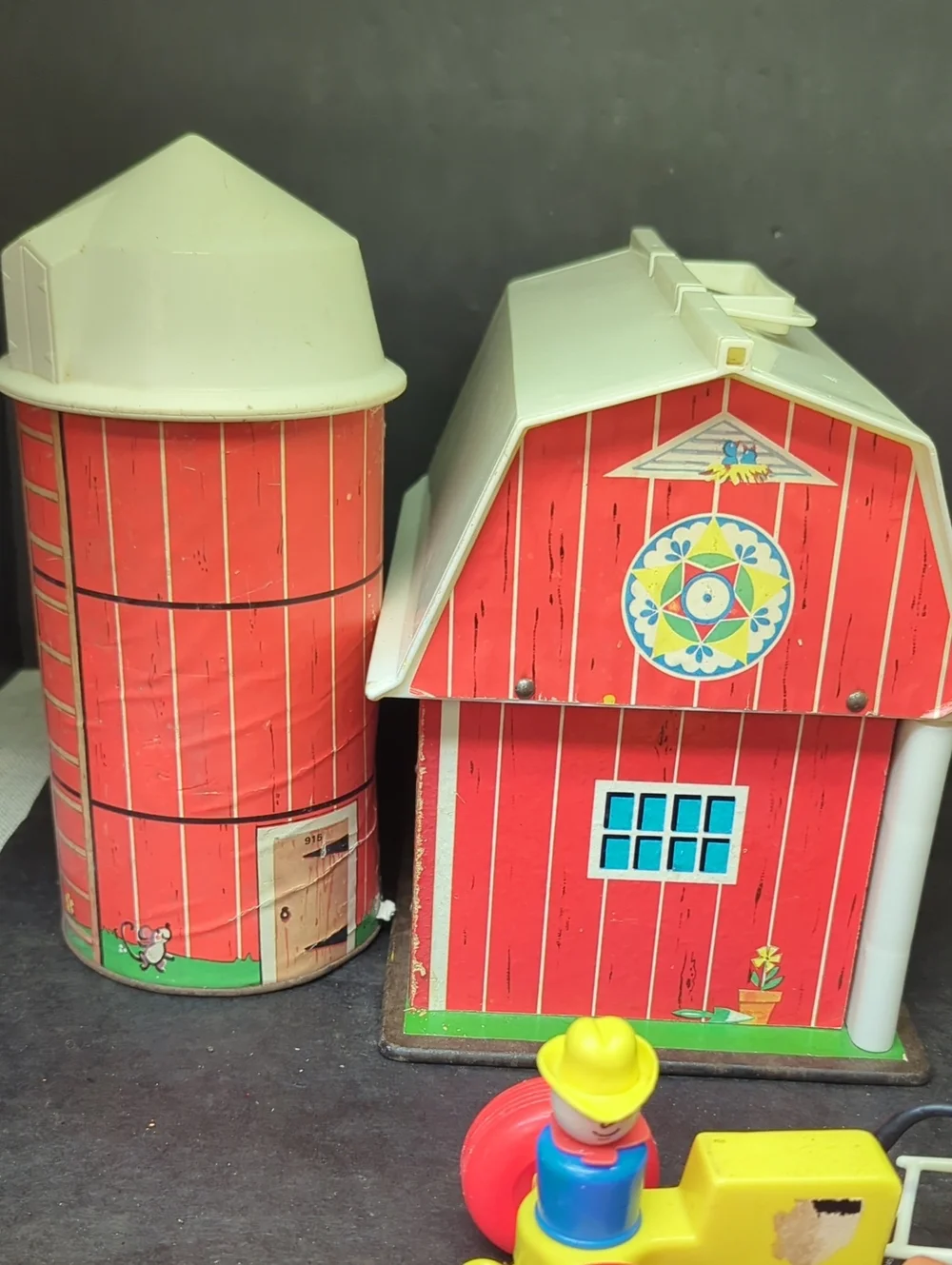 #30)Vintage Fisher Price Play Family Farm 915 Little People Barn & silo